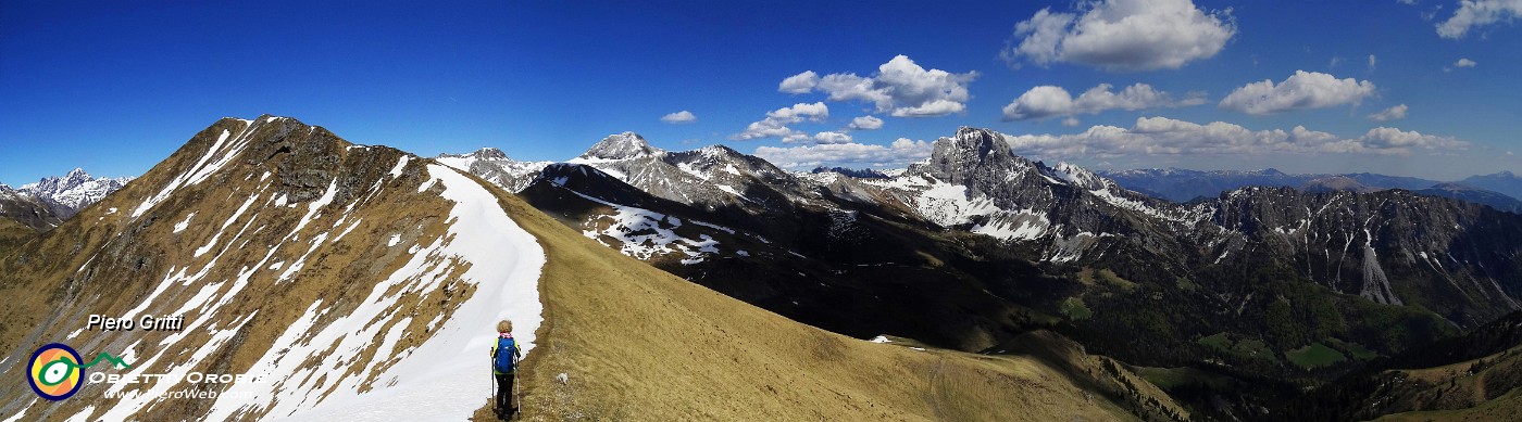 02 Gran panorama in cresta da Timogno (o Vodala) a Benfit (o Timogno)t.jpg